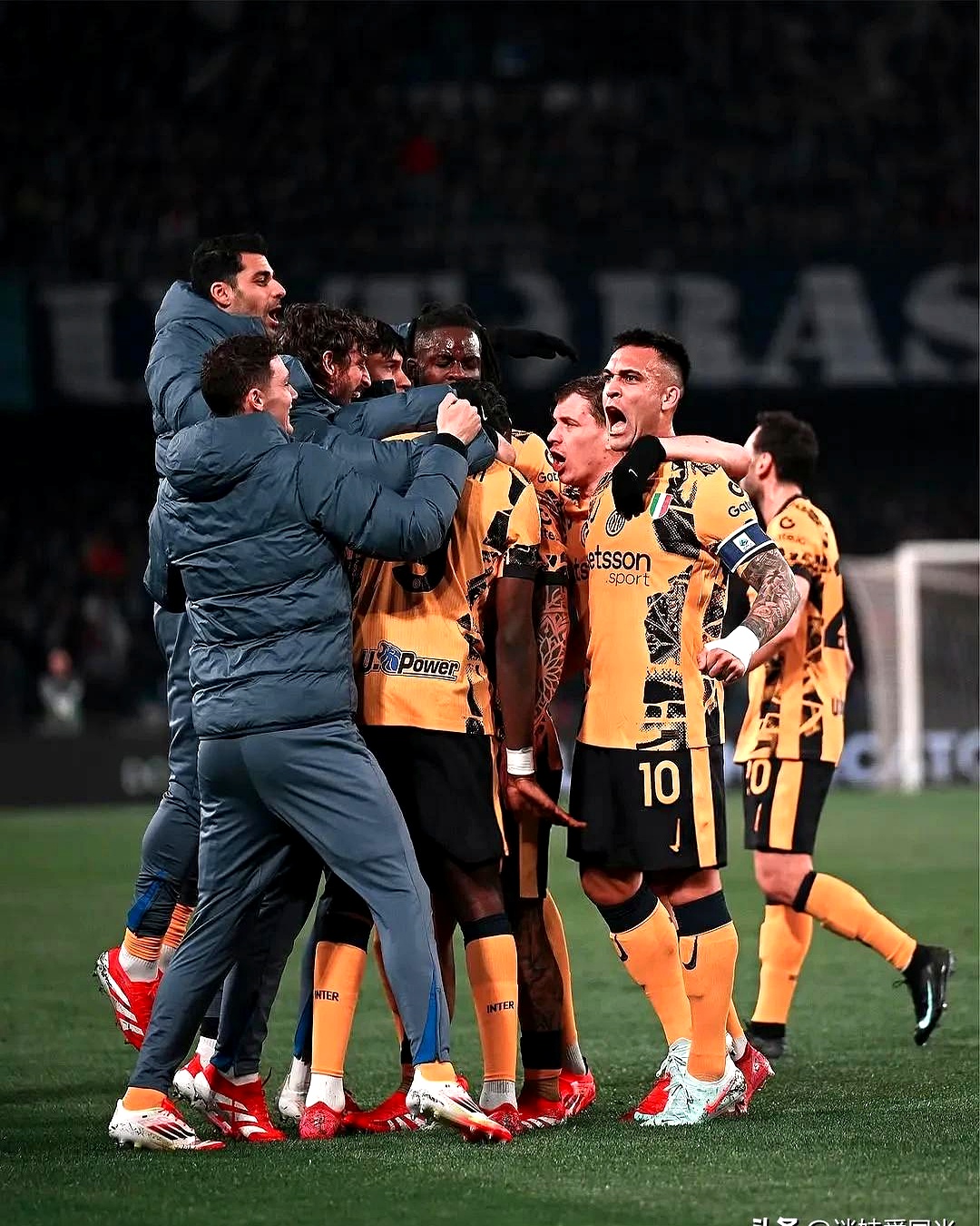 开云APP-清晨我们刚刚苏醒作者